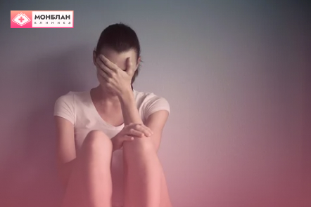 Девушка сидит на полу Девушка сидит на полу